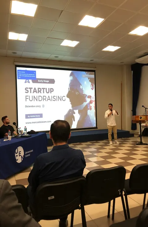 Mati Devia presentando sobre levantamiento de capital para startups